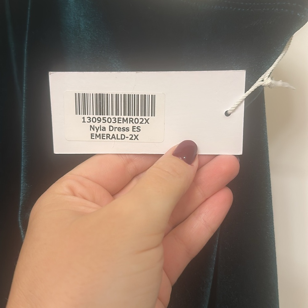 Reformation Nyla Velvet Dress Es in the color Emerald, size 2X. - Picture 2 of 6